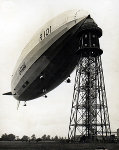 The R101 at its mooring mast [Z426/1/18]